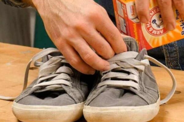 Cara-Menghilangkan-Bau-Sepatu